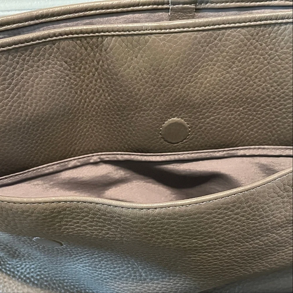 Rare Ecco Unisex Ely Grey Pebbled Leather Messenger Bag is Pristine